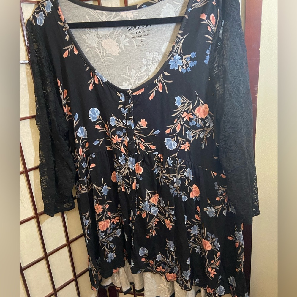 Torrid super soft blk floral blouse with lace sleeves and button down. Size 2X.